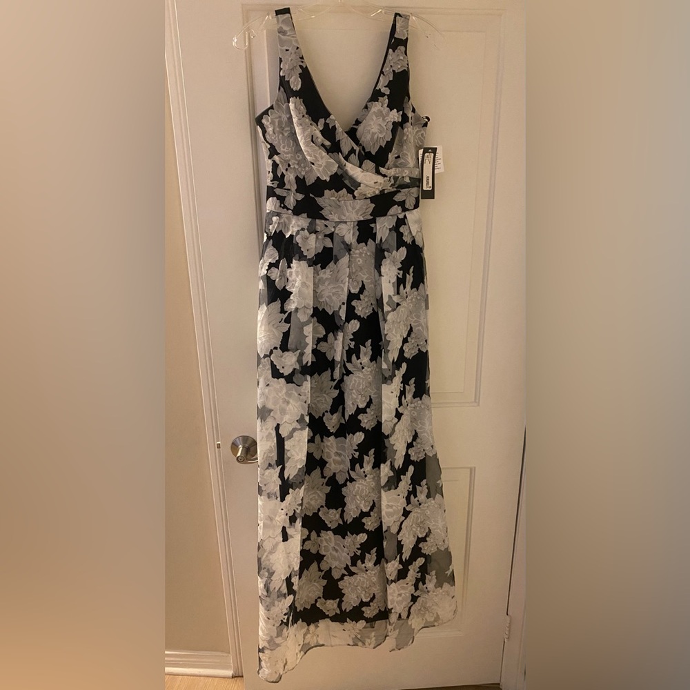 Betsy & Adam Black and White Floral Maxi Dress. Size 6. NWT